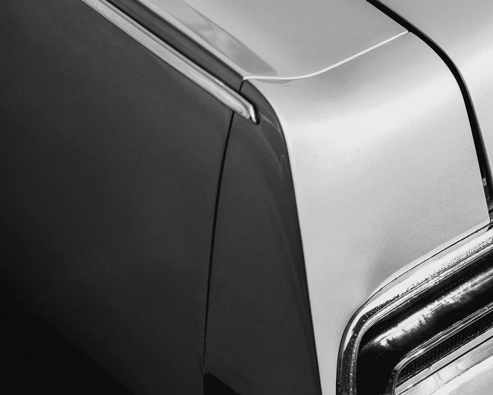 Reflets de la lumière sur le panneau arrière d'une automobile classique