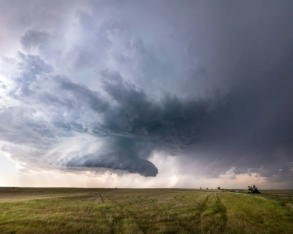 Orage supercellulaire au-dessus d'une plaine